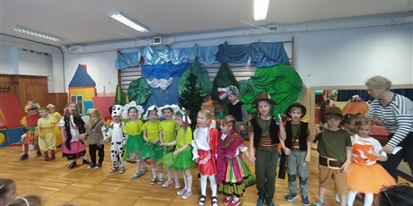 Powiększ grafikę: czerwony-kapturek-w-wykonaniu-grupy-rekinki-dla-najmlodszych-9-06-2022-367396.jpg