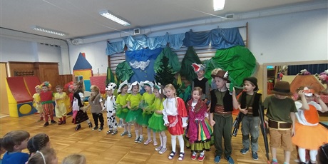 Powiększ grafikę: czerwony-kapturek-w-wykonaniu-grupy-rekinki-dla-najmlodszych-9-06-2022-367397.jpg