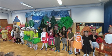 Powiększ grafikę: czerwony-kapturek-w-wykonaniu-grupy-rekinki-dla-najmlodszych-9-06-2022-367398.jpg