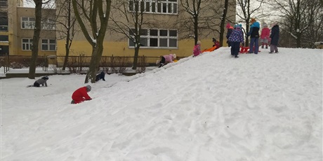 Powiększ grafikę: styczeń 2021 w przedszkolu - zabawy na sniegu i inne szaleństwa